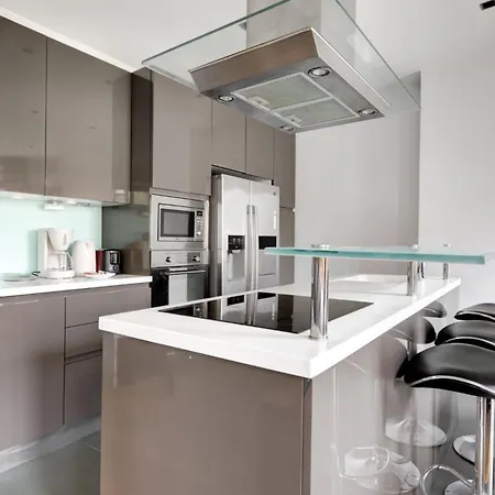 Moderne Avec Cuisine Equipee Et Balcon *